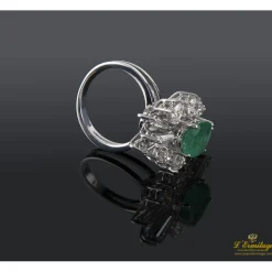 ANILLOS / SORTIJAS Sortija oro blanco esmeralda y diamantes.