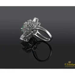 ANILLOS / SORTIJAS Sortija oro blanco esmeralda y diamantes.