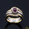 ANILLOS / SORTIJAS Sortija oro blanco amarillo rubí cabuchón y diamantes
