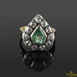 ANILLOS / SORTIJAS Sortija oro amarillo esmeralda y diamantes talla antigua.