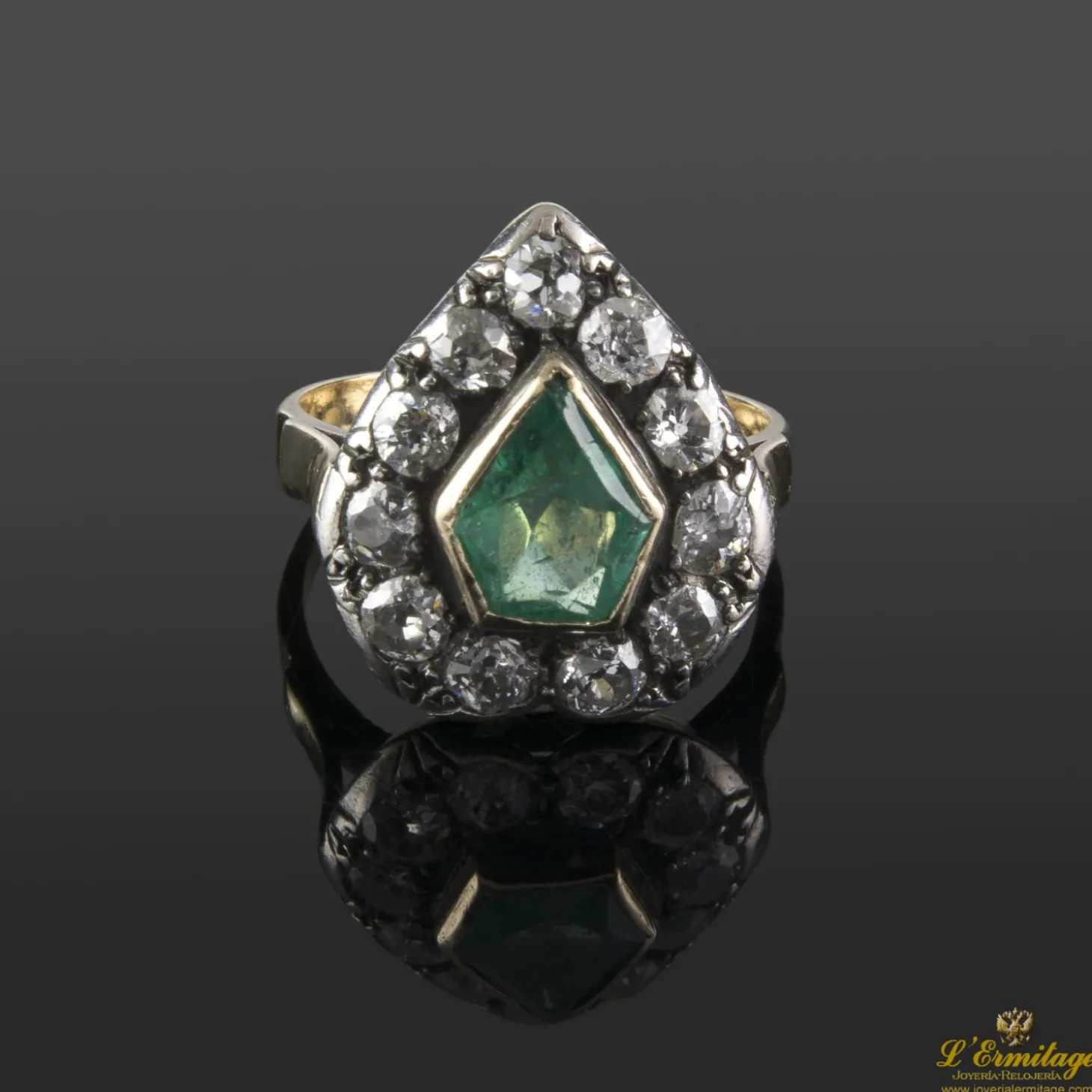 ANILLOS / SORTIJAS Sortija oro amarillo esmeralda y diamantes talla antigua.
