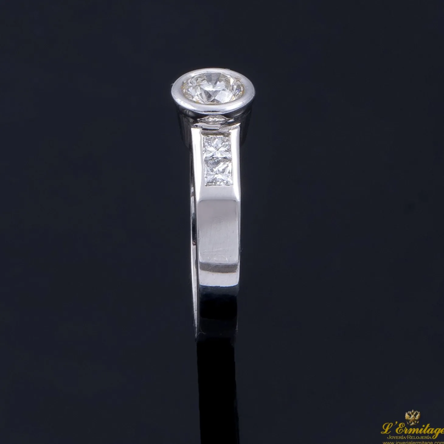ANILLOS / SORTIJAS Sortija oro blanco y diamantes color b, pureza vs1 y peso 0,57 cts.