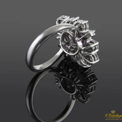 ANILLOS / SORTIJAS Sortija oro blanco rubi y btes.