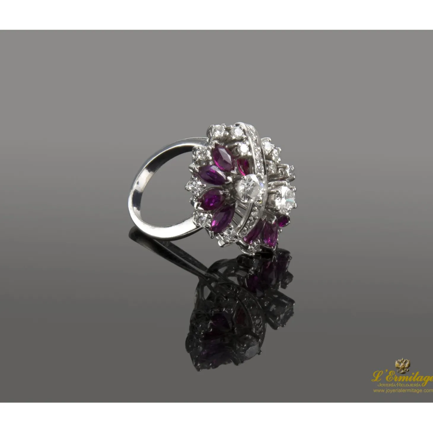 ANILLOS / SORTIJAS Sortija oro blanco brillantes y rubíes.