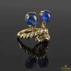 ANILLOS / SORTIJAS Sortija oro amarillo zafiros cabuchón y diamantes.