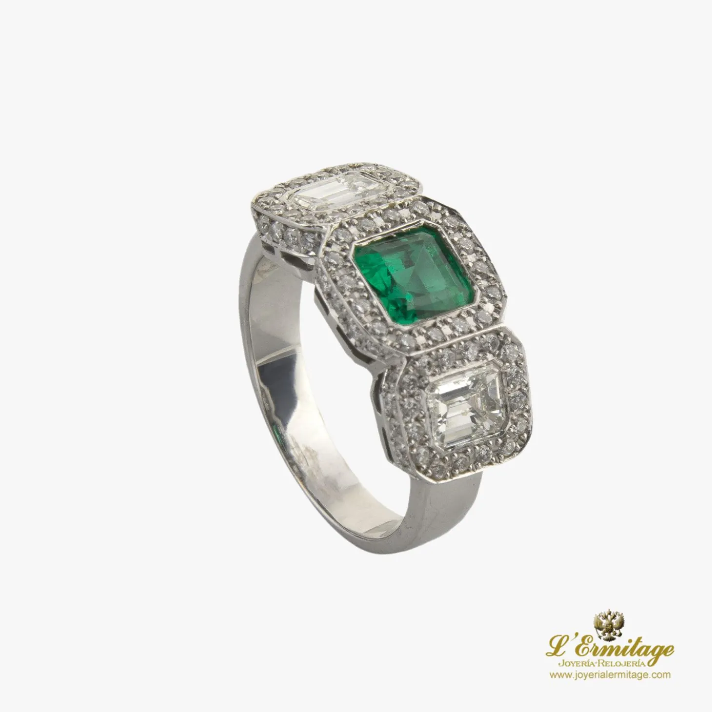 ANILLOS / SORTIJAS Sortija oro blanco esmeralda y diamantes.