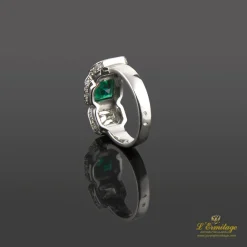 ANILLOS / SORTIJAS Sortija oro blanco esmeralda y diamantes.