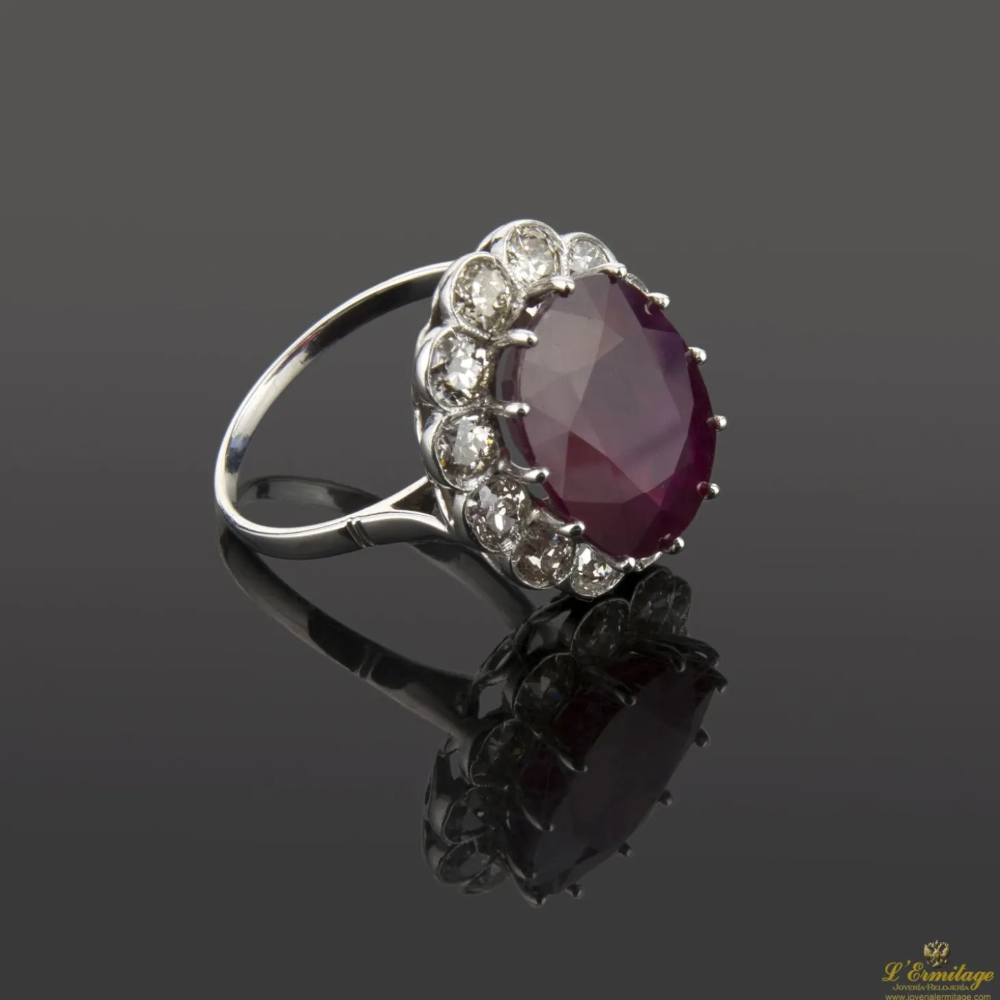 ANILLOS / SORTIJAS Sortija oro blanco rubí y diamantes.