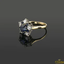 ANILLOS / SORTIJAS Sortija oro amarillo oro blanco zafiros y diamantes.