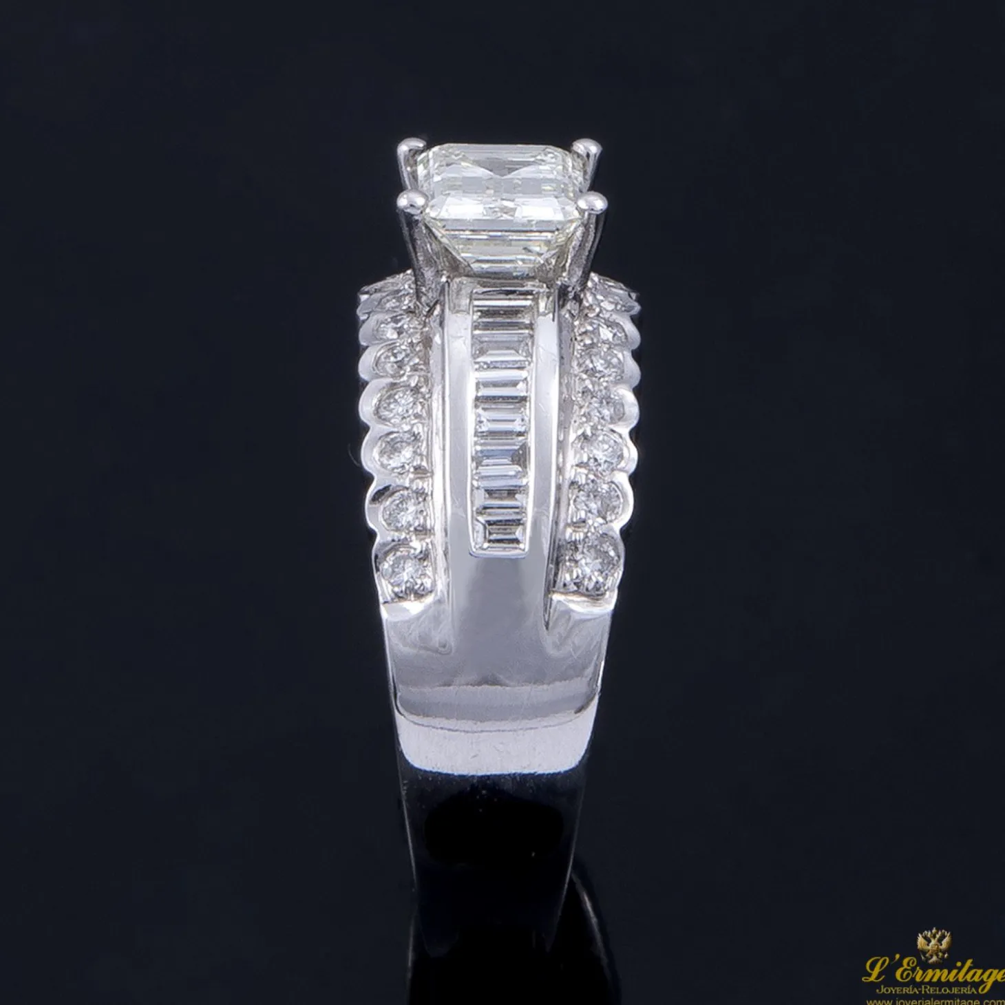 ANILLOS / SORTIJAS Sortija oro blanco con diamantes.