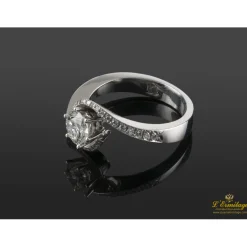 ANILLOS / SORTIJAS Sortija oro blanco y diamantes color j, pureza vs1 y peso 1,04 cts.
