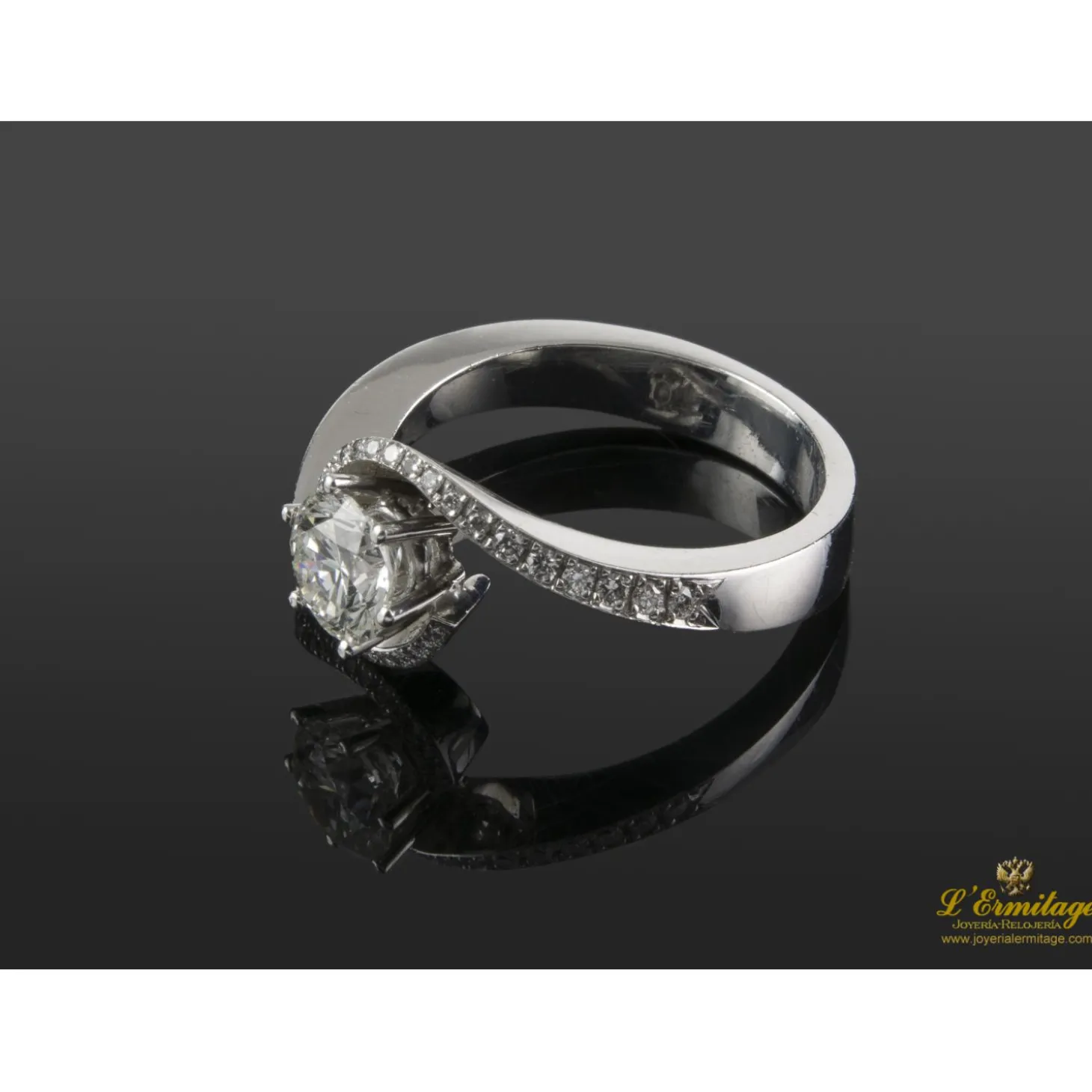 ANILLOS / SORTIJAS Sortija oro blanco y diamantes color j, pureza vs1 y peso 1,04 cts.