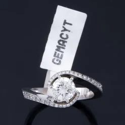 ANILLOS / SORTIJAS Sortija oro blanco y diamantes color j, pureza vs1 y peso 1,04 cts.