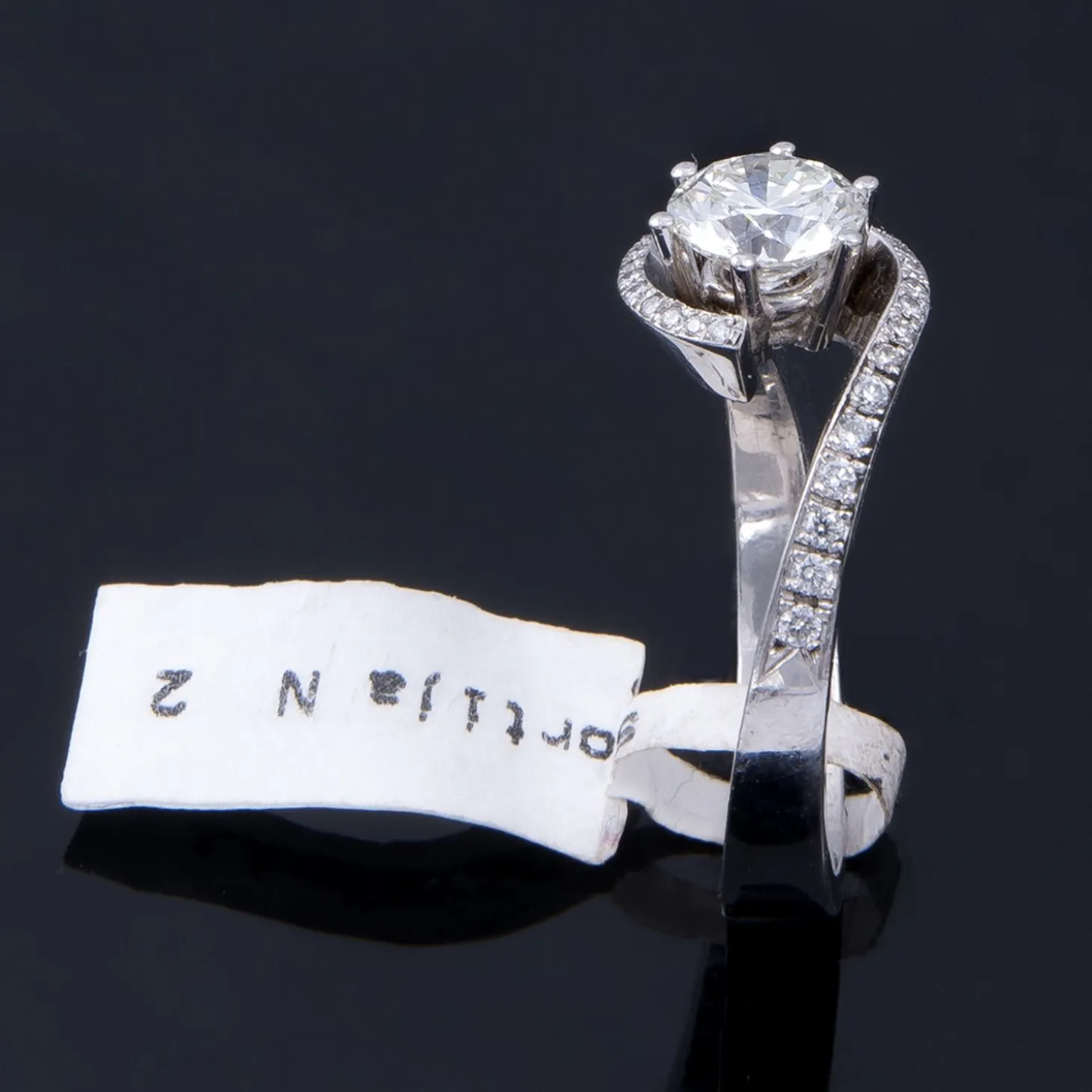 ANILLOS / SORTIJAS Sortija oro blanco y diamantes color j, pureza vs1 y peso 1,04 cts.