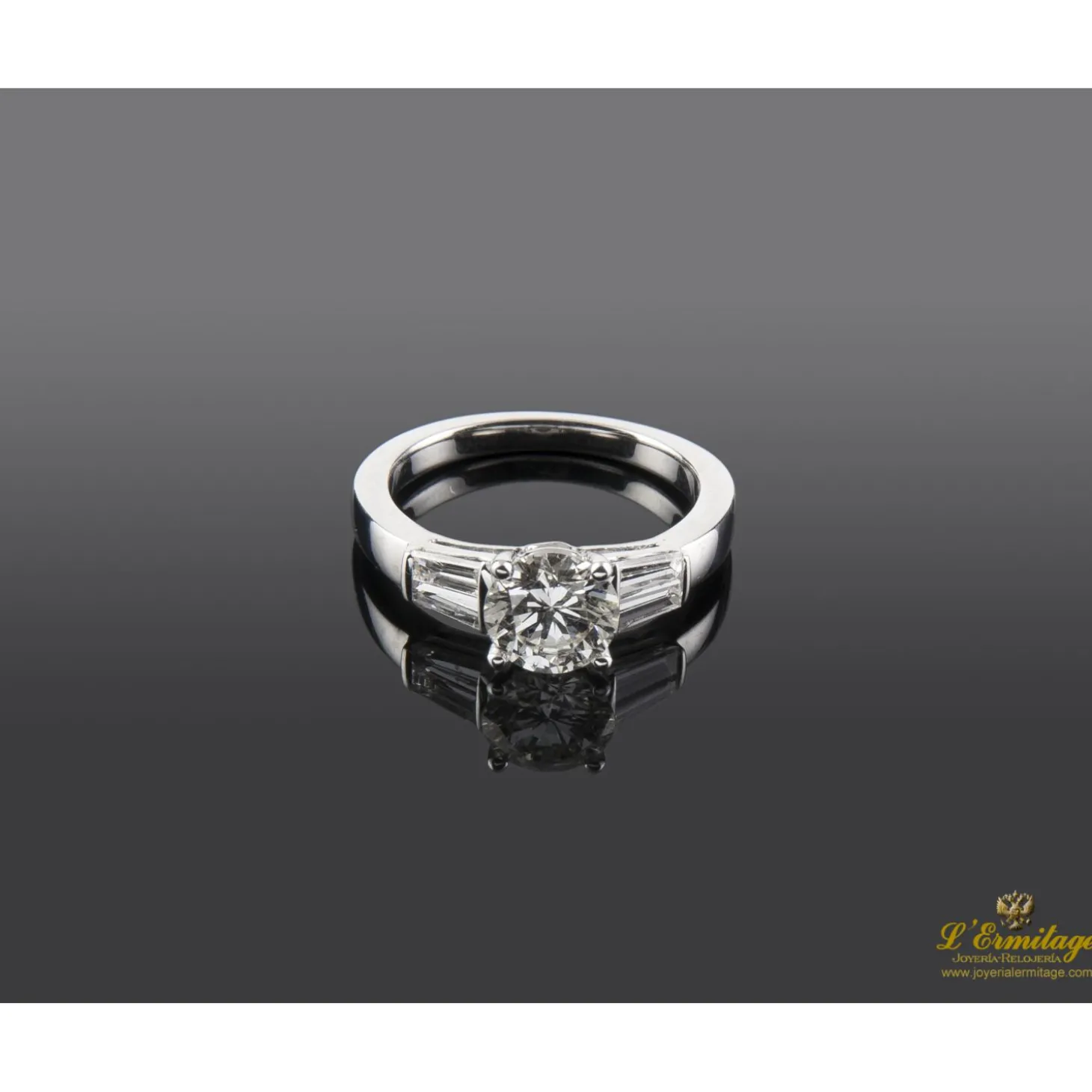 ANILLOS / SORTIJAS Sortija oro blanco y diamantes color j, pureza vs1 y peso 1,26 cts.