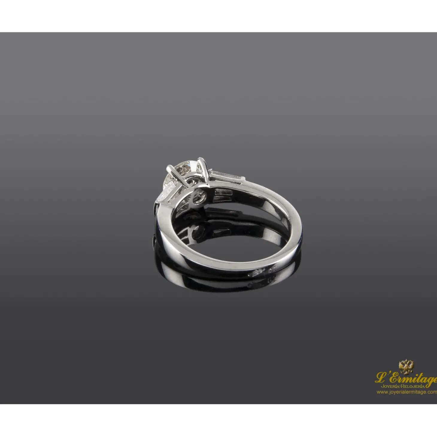 ANILLOS / SORTIJAS Sortija oro blanco y diamantes color j, pureza vs1 y peso 1,26 cts.