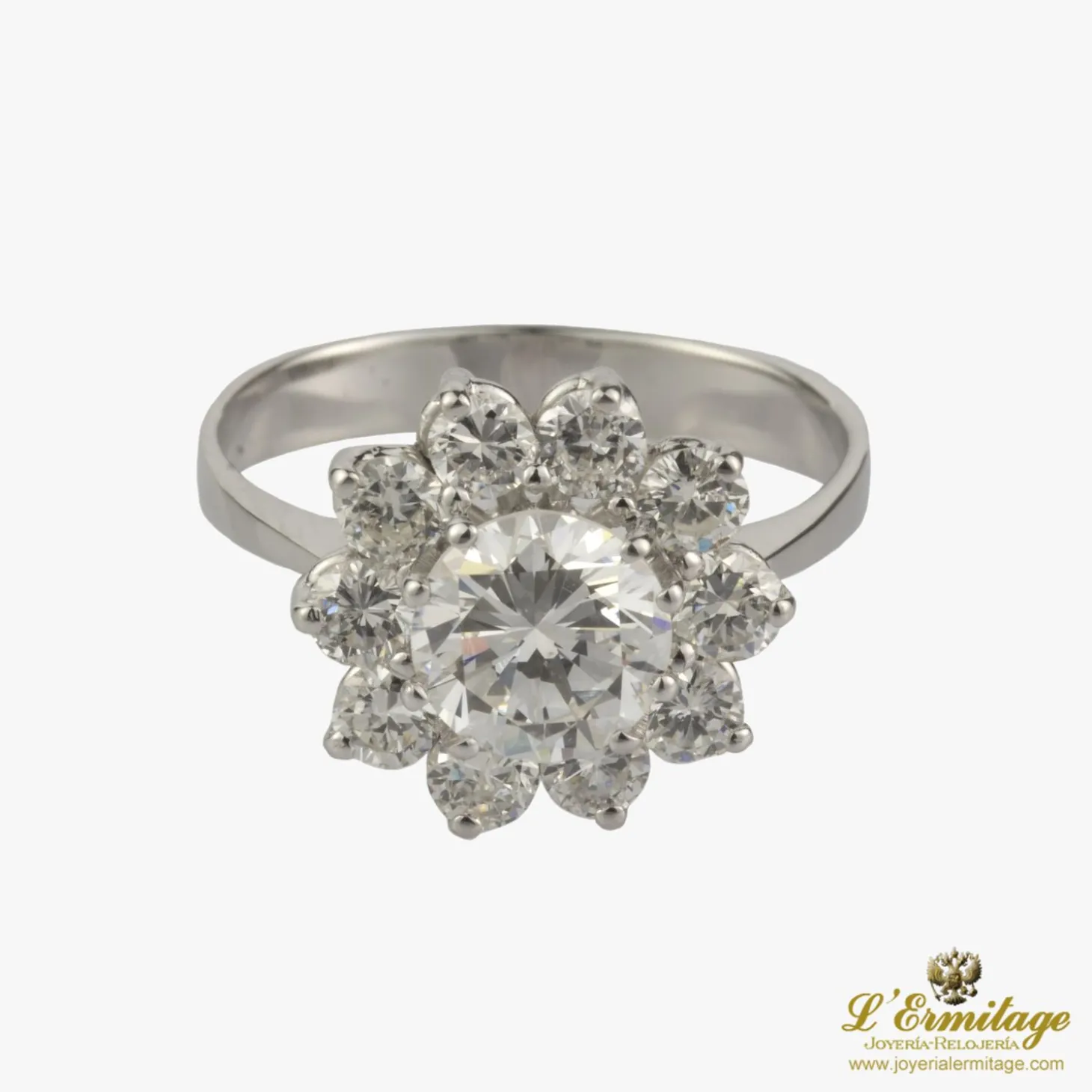 ANILLOS / SORTIJAS Sortija oro blanco y orla diamantes.