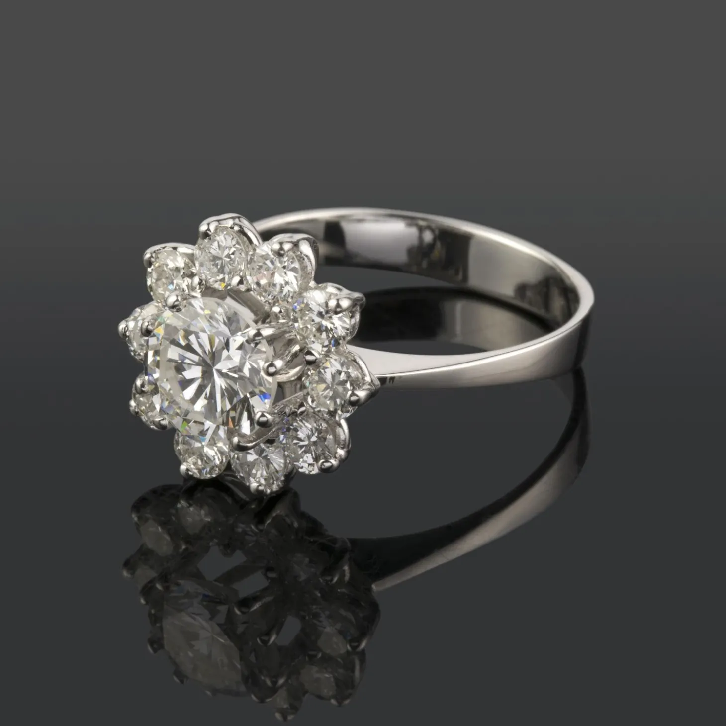 ANILLOS / SORTIJAS Sortija oro blanco y orla diamantes.