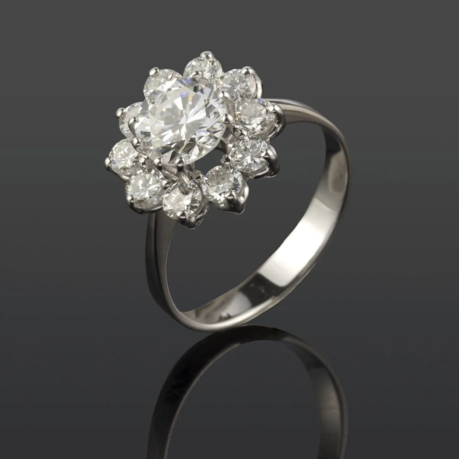 ANILLOS / SORTIJAS Sortija oro blanco y orla diamantes.