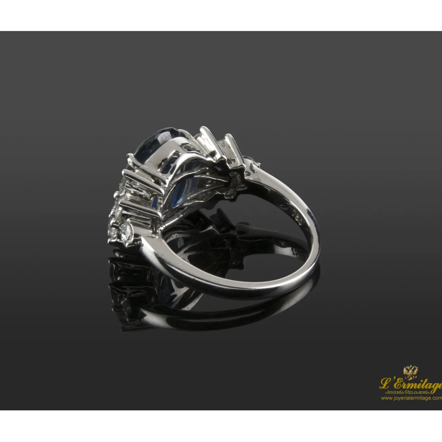 ANILLOS / SORTIJAS Sortija oro blanco zafiro y diamantes.