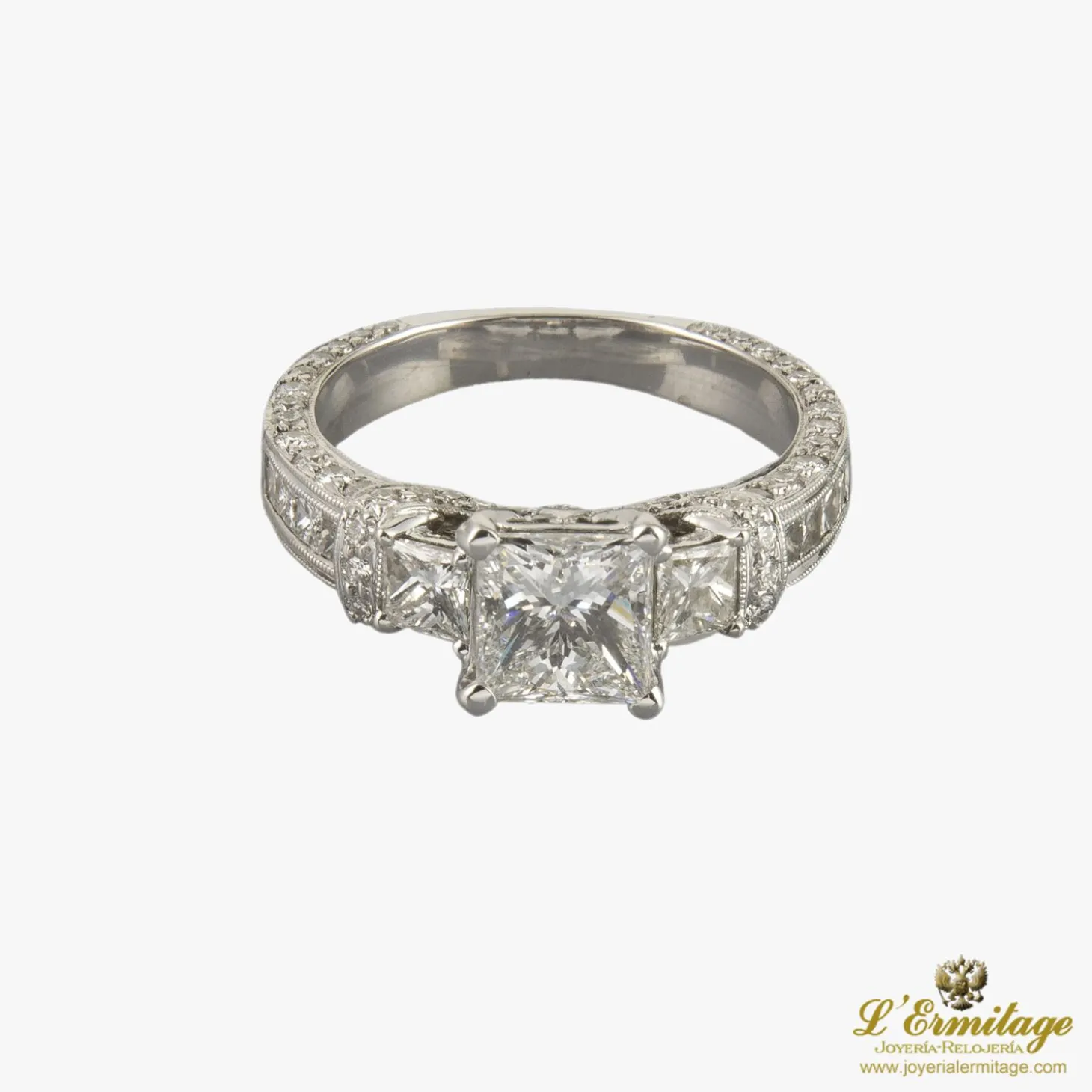 ANILLOS / SORTIJAS Sortija oro blanco y diamantes color g, pureza vvs1 y peso 1,60 cts.