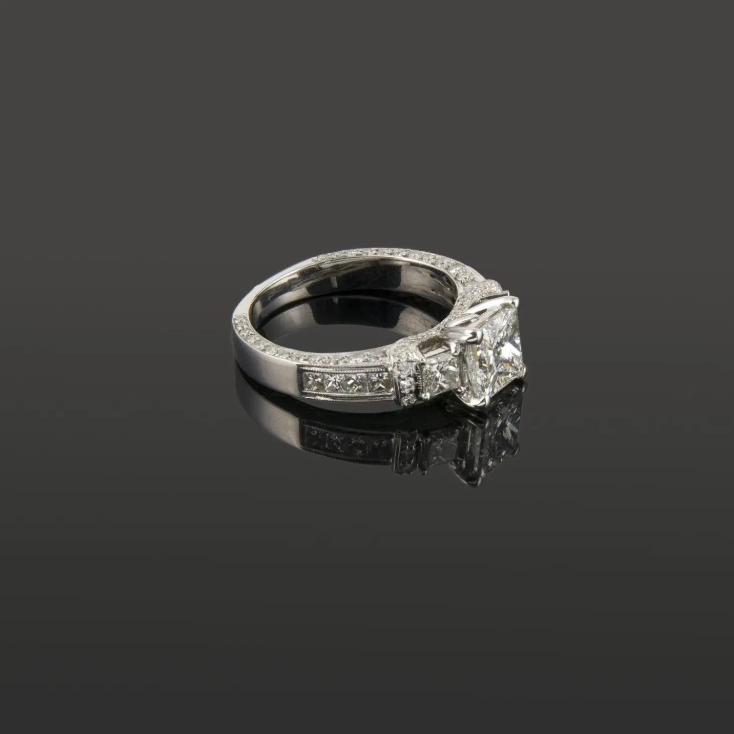 ANILLOS / SORTIJAS Sortija oro blanco y diamantes color g, pureza vvs1 y peso 1,60 cts.