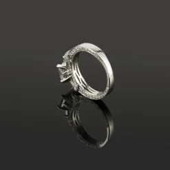 ANILLOS / SORTIJAS Sortija oro blanco y diamantes color g, pureza vvs1 y peso 1,60 cts.