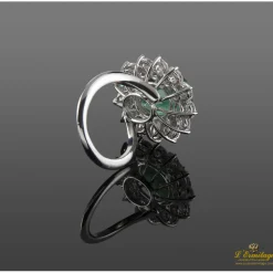 ANILLOS / SORTIJAS Sortija oro blanco esmeralda y orla de diamantes.