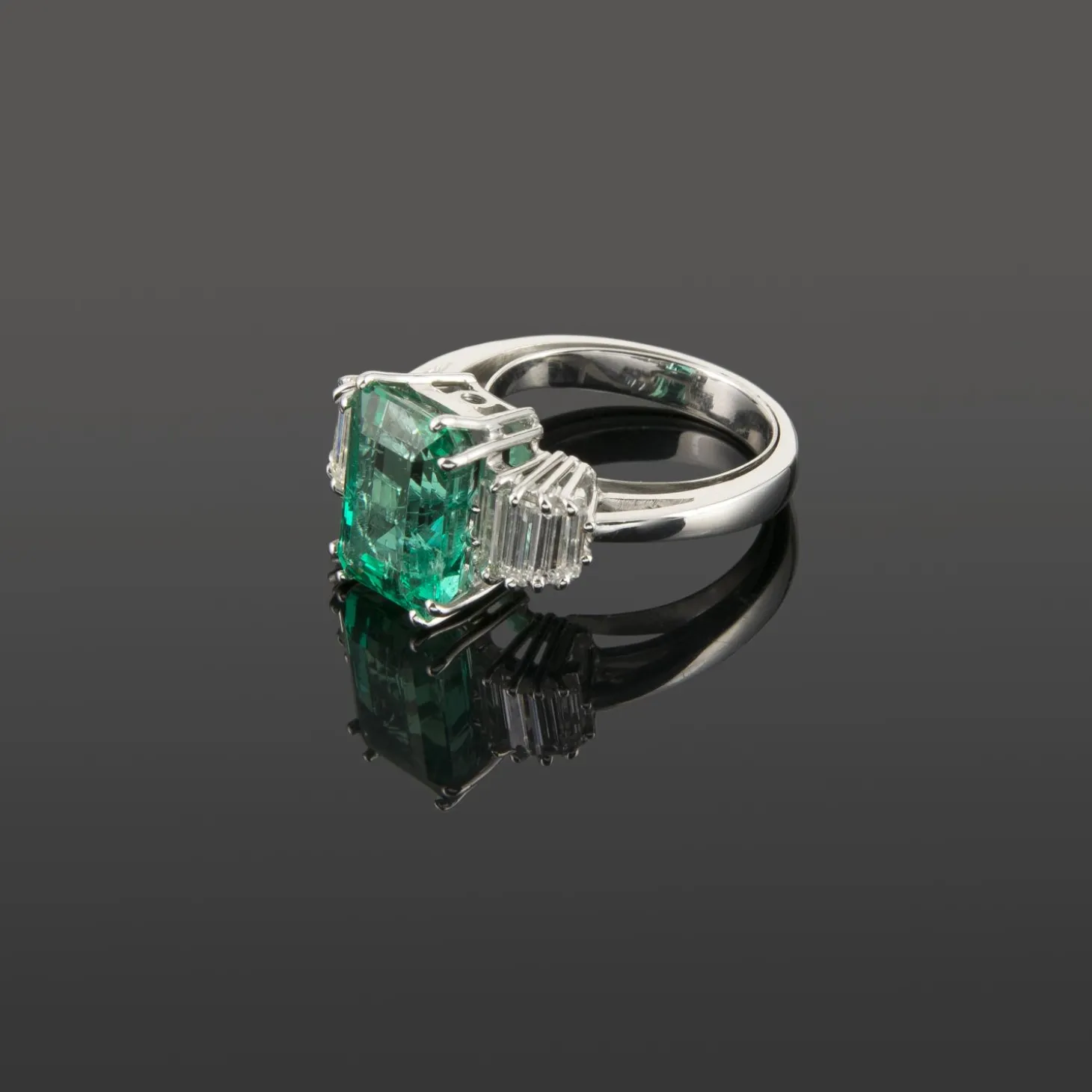 ANILLOS / SORTIJAS Sortija oro blanco esmeralda y diamantes baguette.