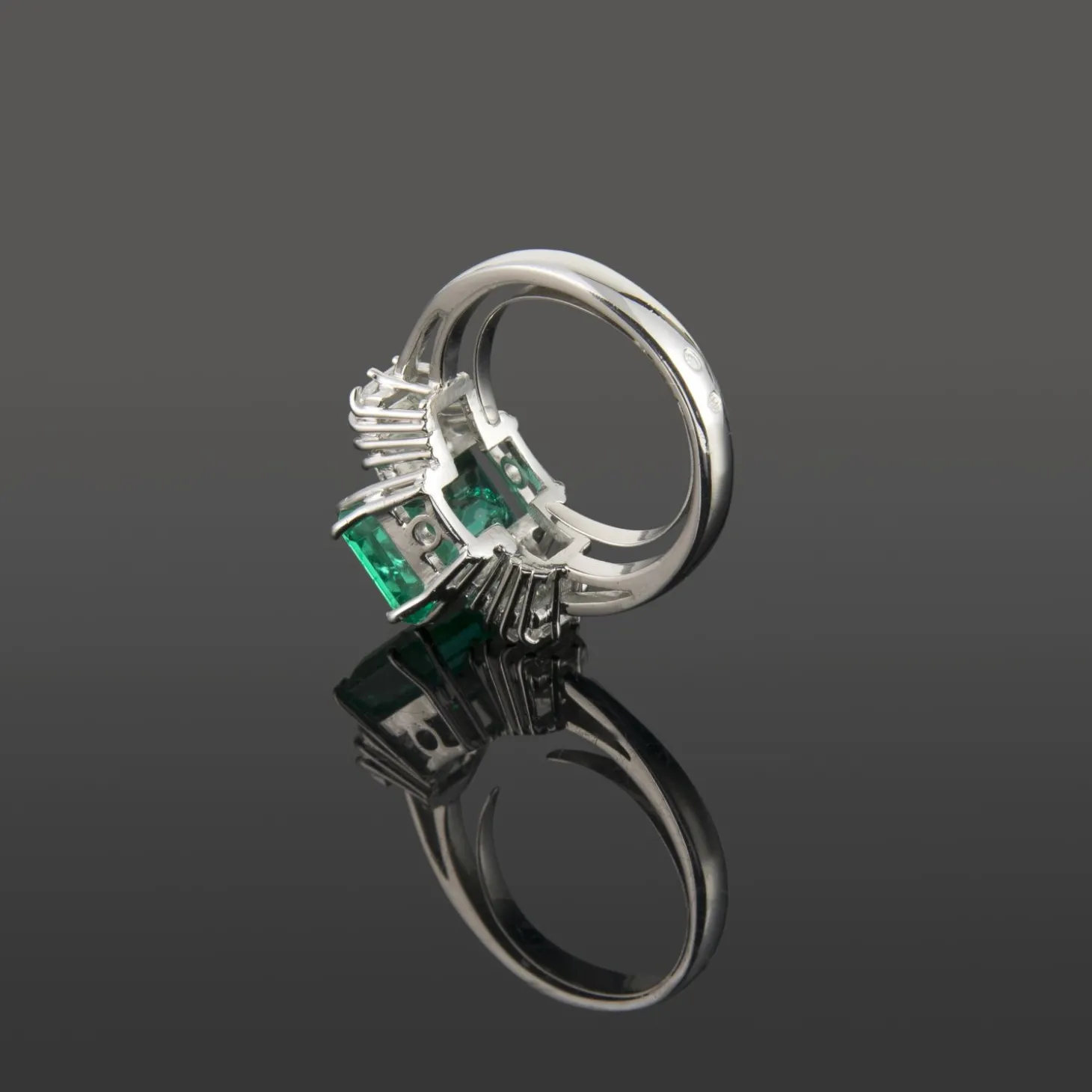 ANILLOS / SORTIJAS Sortija oro blanco esmeralda y diamantes baguette.