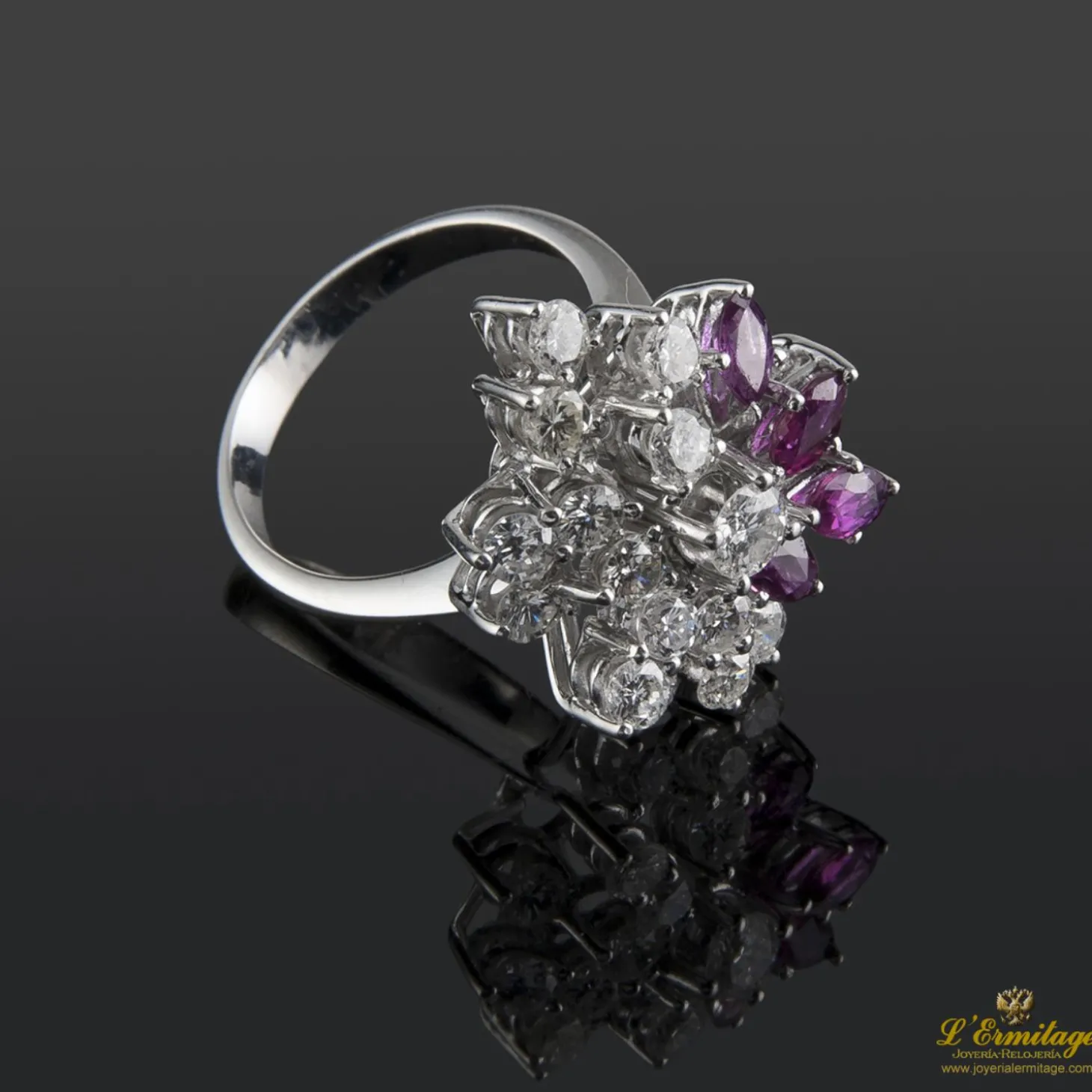 ANILLOS / SORTIJAS Sortija oro blanco rubíes y diamantes.
