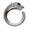 ANILLOS / SORTIJAS Sortija panthére de cartier en oro blanco con brillantes, esmeraldas y onix. Talla 48.