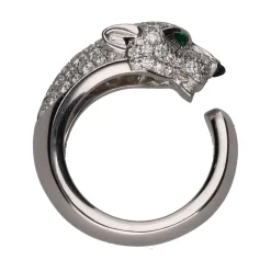 ANILLOS / SORTIJAS Sortija panthére de cartier en oro blanco con brillantes, esmeraldas y onix. Talla 48.