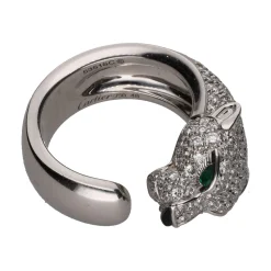 ANILLOS / SORTIJAS Sortija panthére de cartier en oro blanco con brillantes, esmeraldas y onix. Talla 48.
