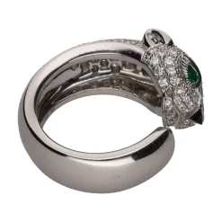 ANILLOS / SORTIJAS Sortija panthére de cartier en oro blanco con brillantes, esmeraldas y onix. Talla 48.