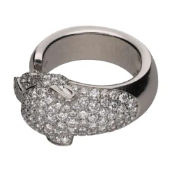 ANILLOS / SORTIJAS Sortija panthére de cartier en oro blanco con brillantes, esmeraldas y onix. Talla 48.