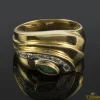 ANILLOS / SORTIJAS Sortija realizada en oro amarillo. Presenta una esmeralda natural y brillantes
