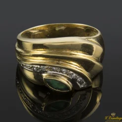 ANILLOS / SORTIJAS Sortija realizada en oro amarillo. Presenta una esmeralda natural y brillantes