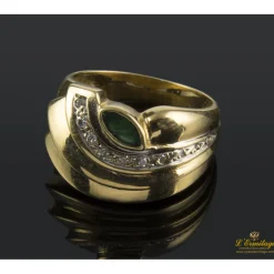 ANILLOS / SORTIJAS Sortija realizada en oro amarillo. Presenta una esmeralda natural y brillantes