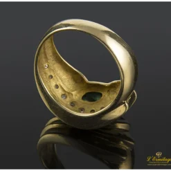 ANILLOS / SORTIJAS Sortija realizada en oro amarillo. Presenta una esmeralda natural y brillantes