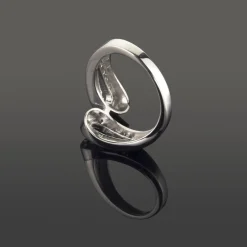 ANILLOS / SORTIJAS Sortija realizada en oro blanco y motivos con brillantes.
