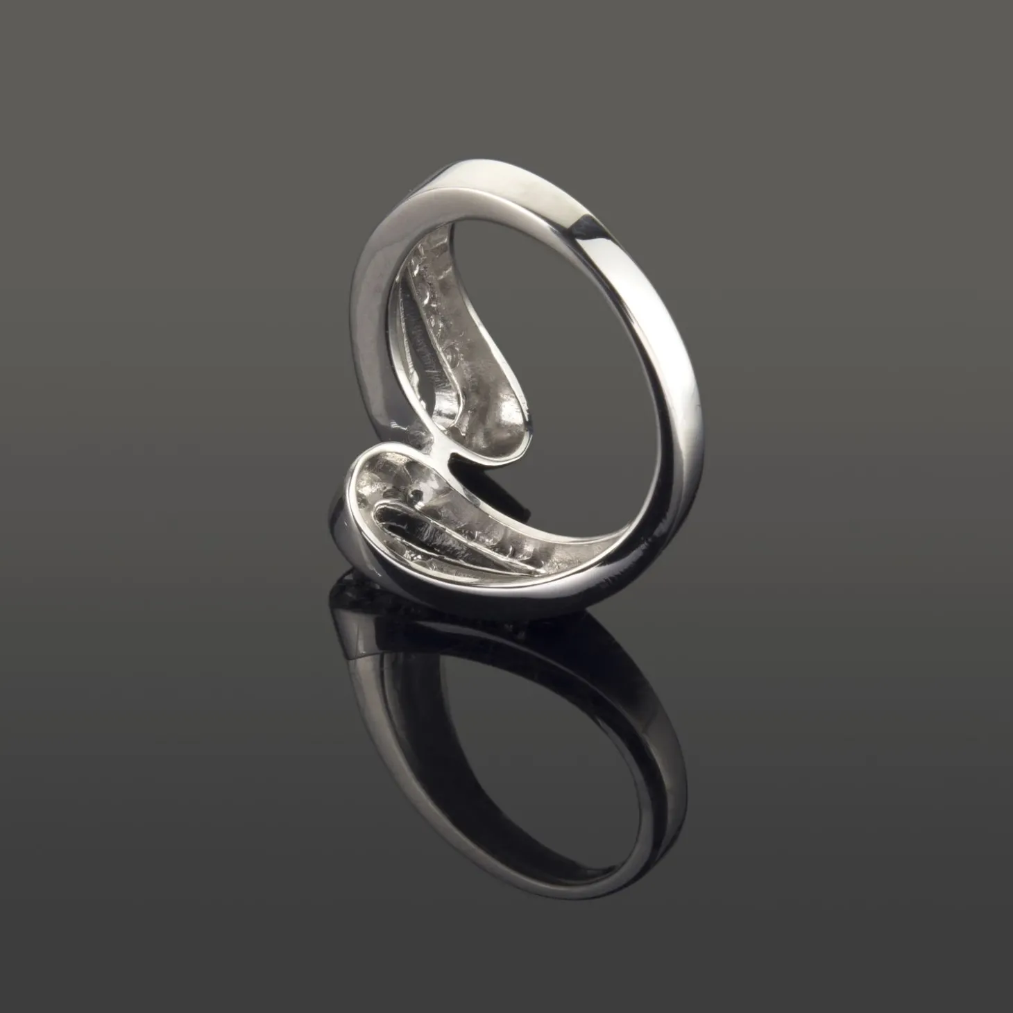 ANILLOS / SORTIJAS Sortija realizada en oro blanco y motivos con brillantes.