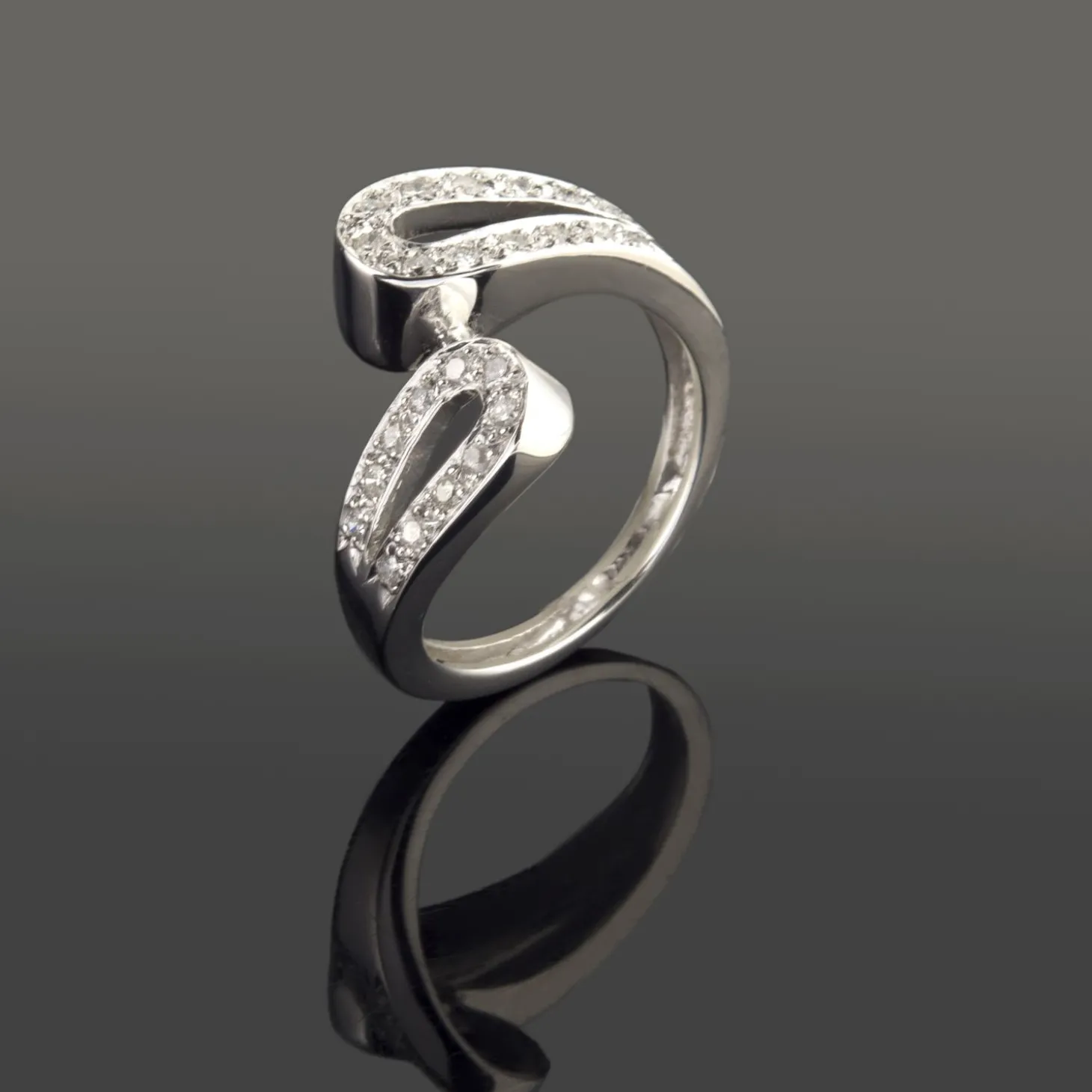 ANILLOS / SORTIJAS Sortija realizada en oro blanco y motivos con brillantes.