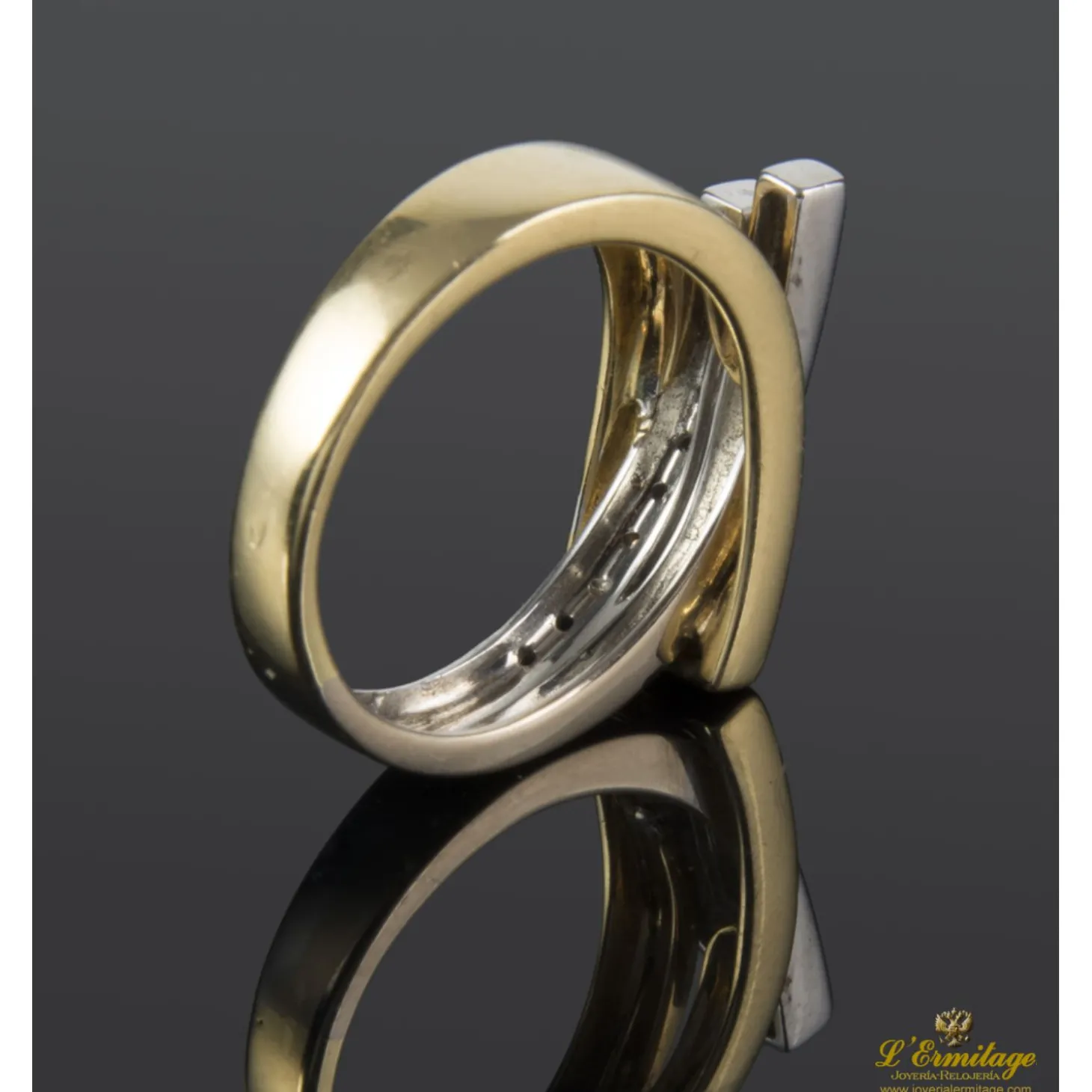 ANILLOS / SORTIJAS Sortija realizada en oro amarillo y oro blanco con brillantes.