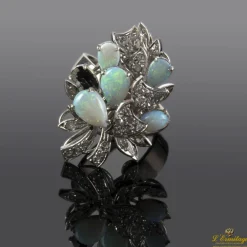 ANILLOS / SORTIJAS Sortija realizada en oro blanco con ópalos y diamantes.