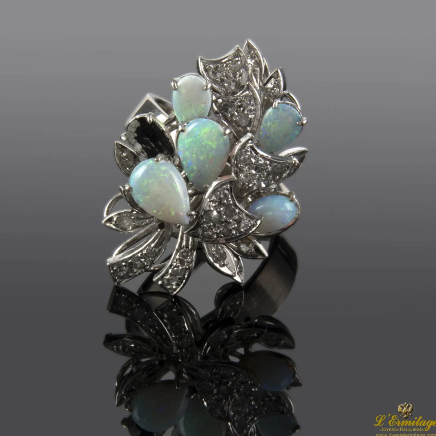 ANILLOS / SORTIJAS Sortija realizada en oro blanco con ópalos y diamantes.