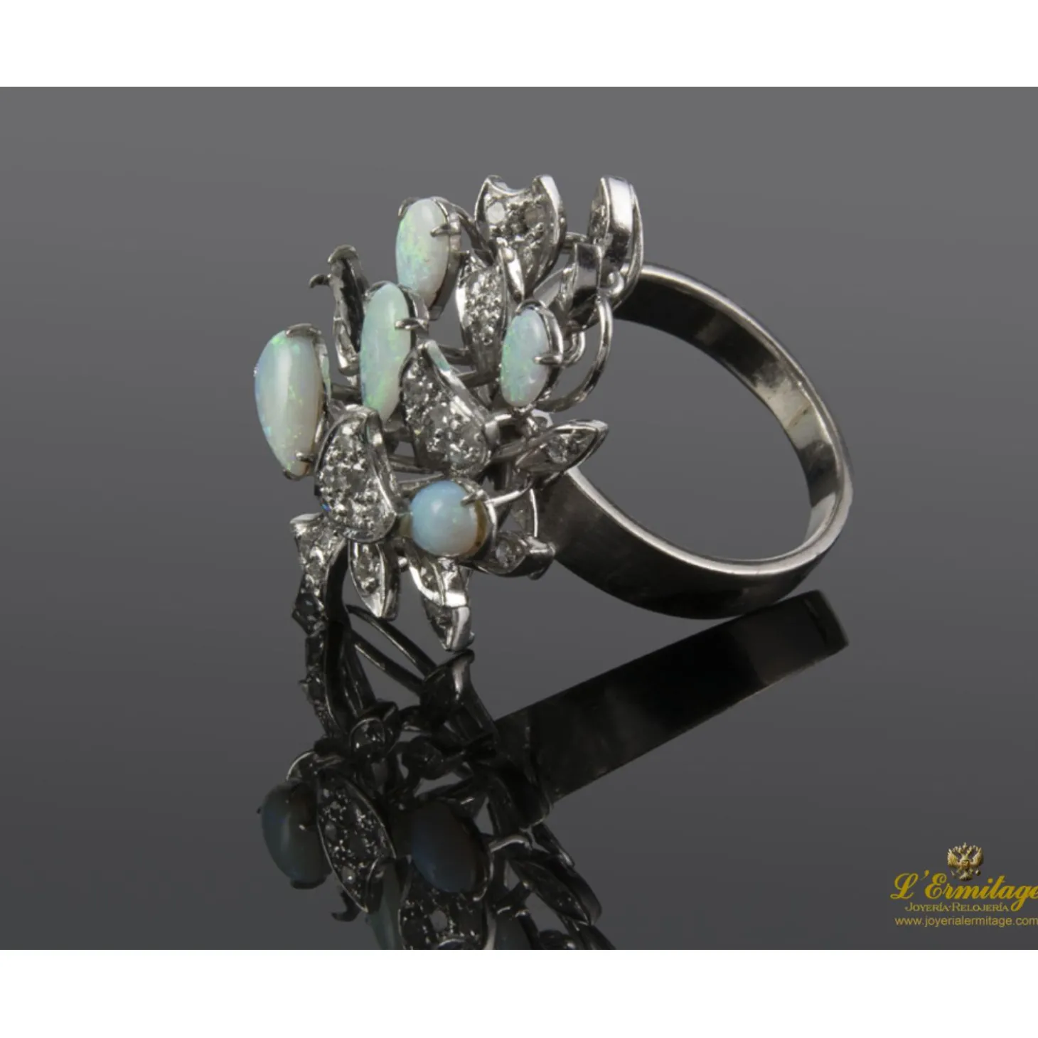 ANILLOS / SORTIJAS Sortija realizada en oro blanco con ópalos y diamantes.