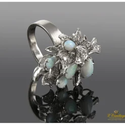 ANILLOS / SORTIJAS Sortija realizada en oro blanco con ópalos y diamantes.