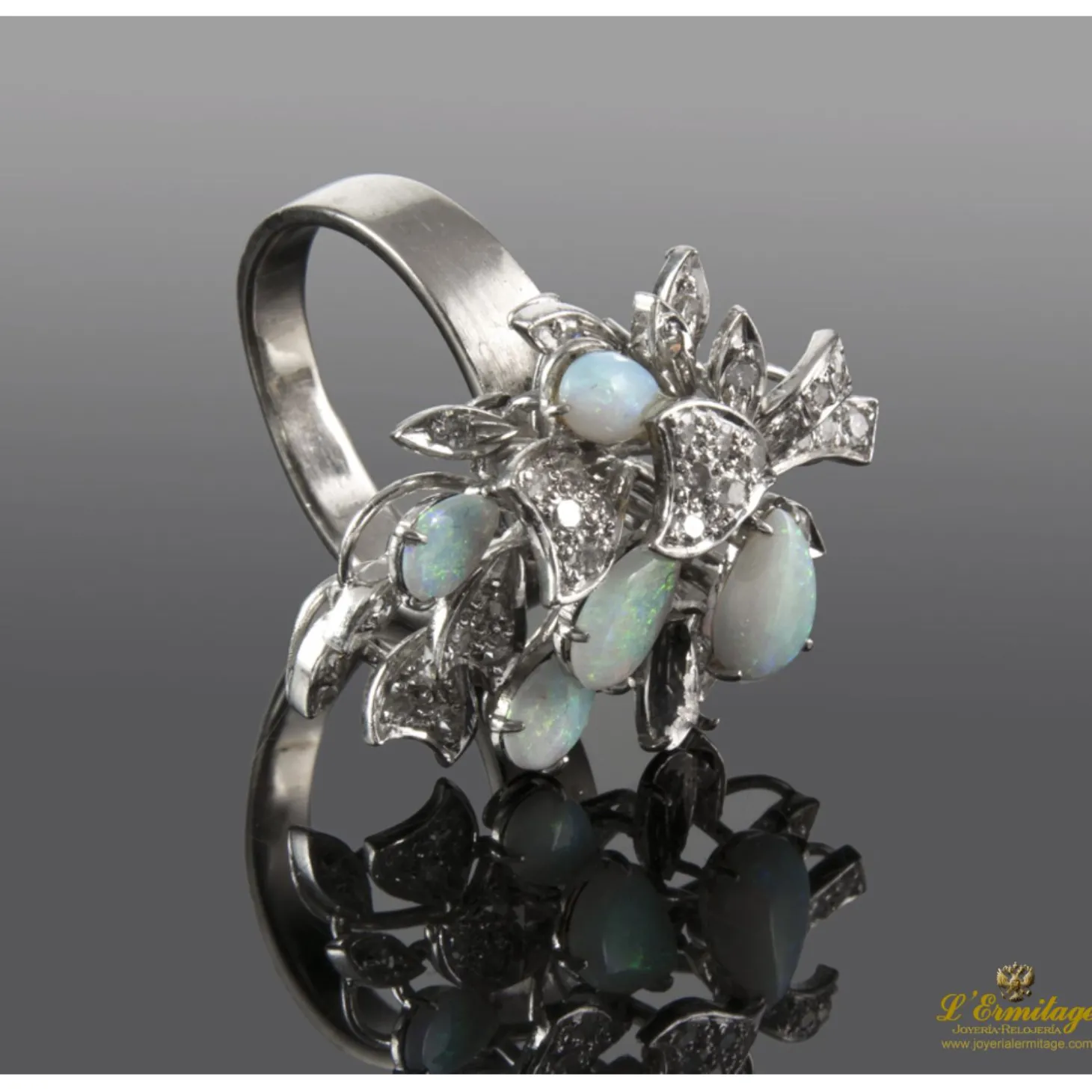ANILLOS / SORTIJAS Sortija realizada en oro blanco con ópalos y diamantes.