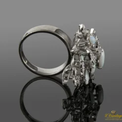 ANILLOS / SORTIJAS Sortija realizada en oro blanco con ópalos y diamantes.